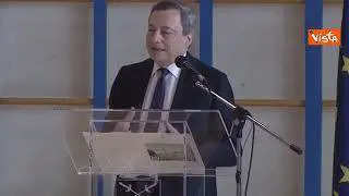 Draghi: "Devo tanto a mia moglie" e le dedica un applauso