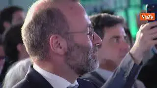 Convention Forza Italia a Napoli, le note dell'inno tedesco in onore del capogruppo del Ppe Weber