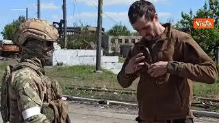 Azovstal, soldati ucraini lasciano l'acciaieria di Mariupol
