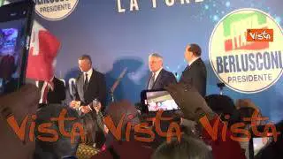 Convention Forza Italia Napoli, Berlusconi e Tajani cantano inno del partito sul palco