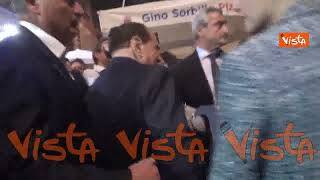 "Silvio sei grande", Berlusconi acclamato all'uscita di una pizzeria a Napoli