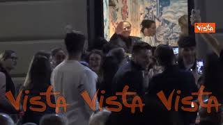 Berlusconi a cena a Napoli saluta e manda baci ai passanti che lo fotografano