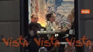 Berlusaconi a cena a Napoli, il bacio con la compagna Marta Fascina