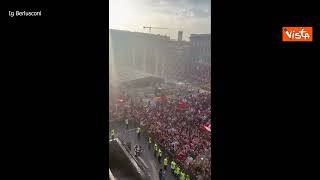 Berlusconi con un calice in mano saluta i tifosi in piazza a Milano per festa scudetto Milan