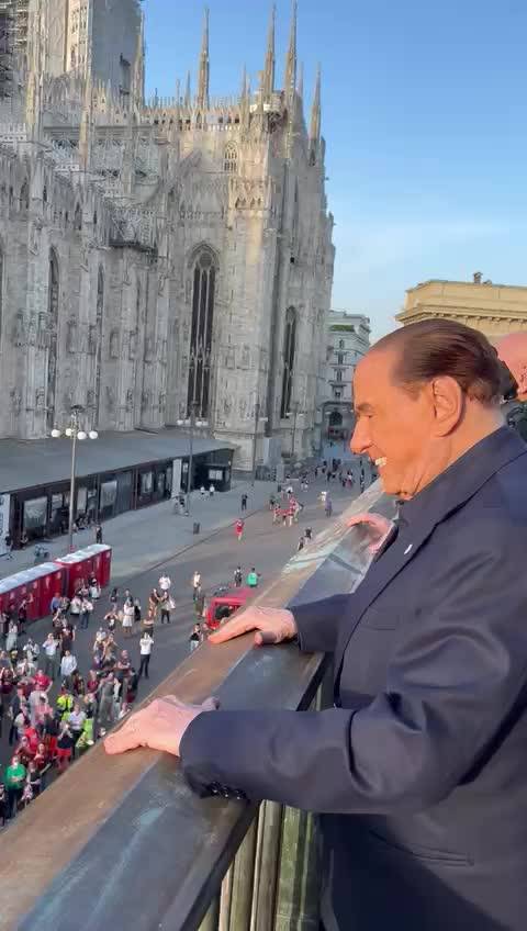 Silvio Berlusconi in piazza Duomo per i festeggiamenti del Milan