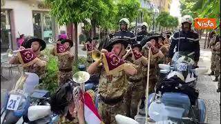 Giro d'Italia, la fanfara dei bersaglieri inaugura la tappa di Salò