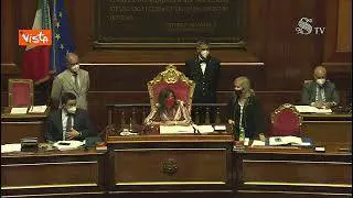 Casellati contro Granato in Aula: "Metta la mascherina o esca". Paragone: "Cingolani era senza"