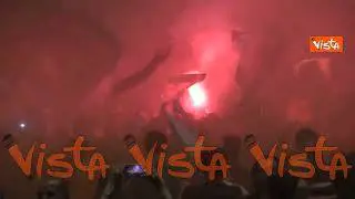 Conference League, Piazza del Popolo a Roma si tinge di giallo-rosso. La gioia dei tifosi