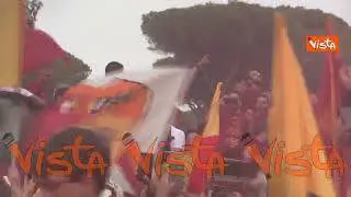 Festa giallorossa al Circo Massimo, José Mourinho saluta i tifosi dal pulman della Roma