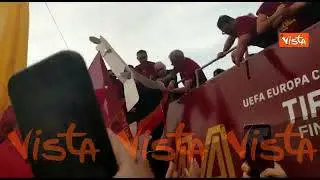 Festa Roma Conference League, Mourinho firma autografi ai tifosi dal tetto del bus a Circo Massimo