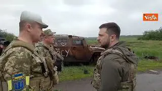 Zelensky a Kharkiv, le immagini della visita del Presidente dell'Ucraina nella città distrutta