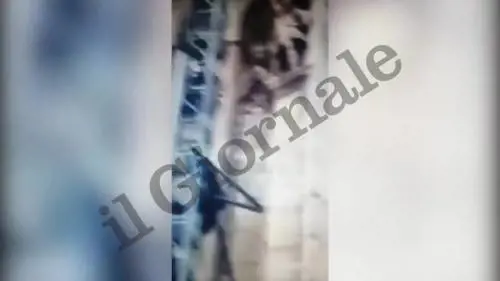 Un polacco scala il Duomo di Milano: ecco il video dell'impresa