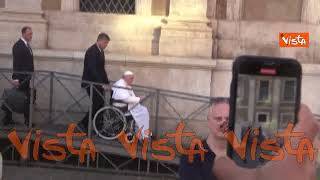 Preghiera pace Ucraina, Papa Francesco esce da Santa Maria Maggiore in sedia a rotelle