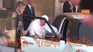 Papa Francesco e il dolore al ginocchio, il sostegno dei fedeli mentre entra in macchina a fatica