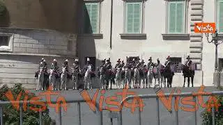 Ecco la mascotte dei carabinieri al cambio della guardia solenne al Quirinale