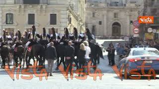 "Bravi, viva l'Italia", gli applausi ai corazzieri a cavallo alla fine della parata del 2 Giugno