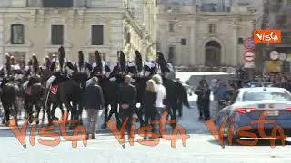 "Bravi, viva l'Italia", gli applausi ai corazzieri a cavallo alla fine della parata del 2 Giugno