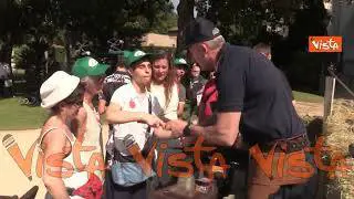 Disabili nei Giardini del Quirinale per il 2 giugno, i Corazzieri mostrano come ferrano i cavalli