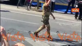 Due giugno, il Generale di Corpo d'Armata Rosario Castellano guida la rivista militare alla Parata