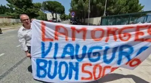 Lo striscione della Lega contro la Lamorgese