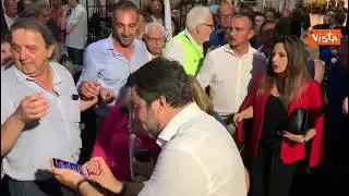 Salvini durante le foto con i fan non riesce a scattare un selfie e fa la linguaccia, il video