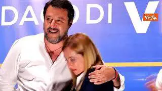 Salvini e Meloni insieme sul palco di Verona, la leader di FdI: Non faremo fine di Romeo e Giulietta