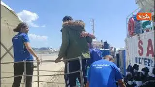 Nave Mare Jonio, ecco lo sbarco a Pozzallo di 92 migranti