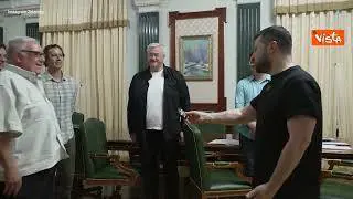 Zelensky riceve un distintivo da sceriffo in regalo da Howard Buffett