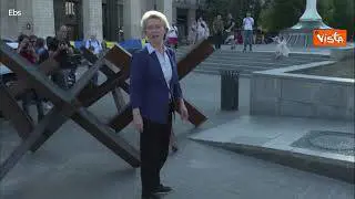 La presidente della Commissione Ue von der Leyen a piazza Maidan a Kiev