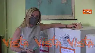 Giorgia Meloni alle urne per il referendum giustizia, il momento del voto