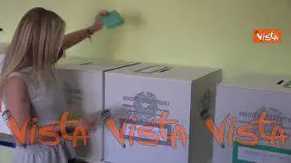 Referendum giustizia, Meloni scherza con i giornalisti al momento del voto