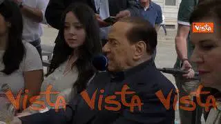 Berlusconi parla e scherza con i giovani attivisti di Forza Italia seduto al bar