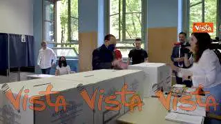 Piccolo "incidente" di Berlusconi al seggio, dimentica una scheda e deve ripetere la procedura