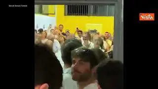 Amministrative Verona, l'ovazione per Damiano Tommasi in vantaggio sugli exit pool