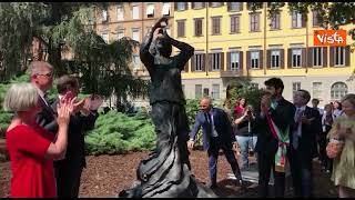 Ecco la statua dedicata a Margherita Hack a Milano, il momento dello svelamento