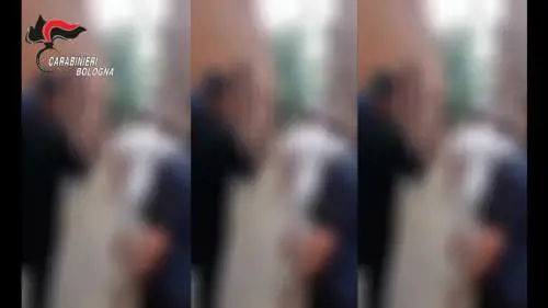 Rissa davanti a scuola, indagati tre 15enni. Il video della violenta lite