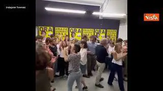 Amministrative, Damiano Tommasi al ballottaggio a Verona. L'applauso dei suoi sostenitori