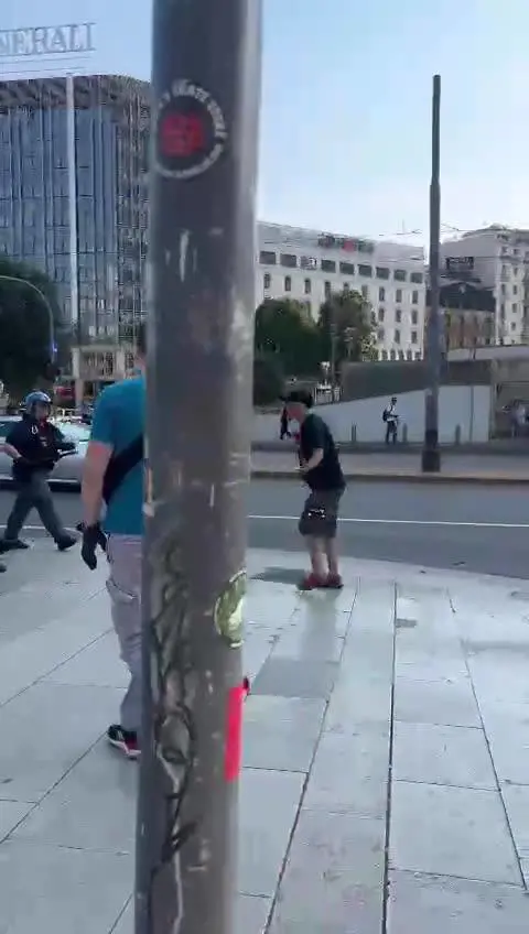 Persona armata di coltello in stazione Centrale a Milano: polizia colpita da uno skate