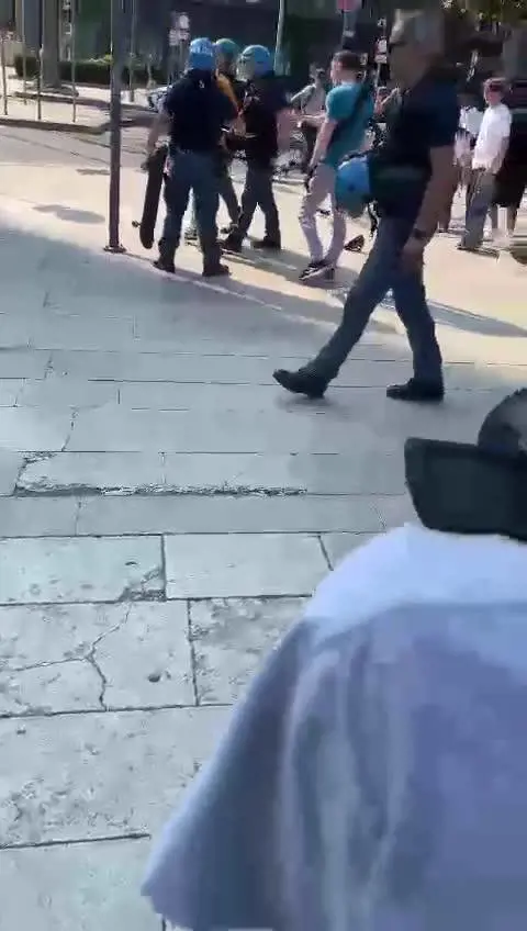 Polizia disarma persona con coltello e viene aggredita