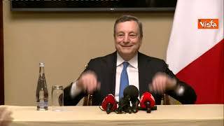 Draghi scherza con i giornalisti alla fine della conferenza stampa: "Attenzione a non applaudire"