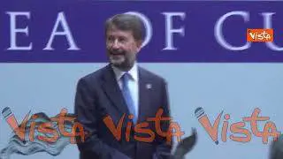 Franceschini canticchia il motivo suonato dalla banda alla Conferenza dei ministri del Mediterraneo