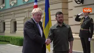 Boris Johnson a Kiev regala un libro sulla Regina Elisabetta a Zelensky, ecco le immagini
