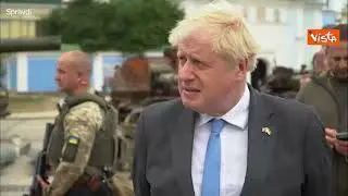 Boris Johnson a Kiev con Zelensky, i due visitano piazza Maidan acclamati dalla folla