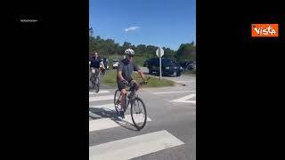 Il Presidente degli Stati Uniti Biden cade dalla bicicletta in Delaware