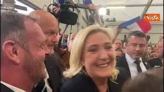 Elezioni Francia, boom di seggi per Le Pen che viene accolta dai sostenitori che urlano il suo nome