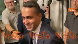 Di Maio accolto dagli applausi all'arrivo alla conferenza stampa per annunciare uscita da M5S