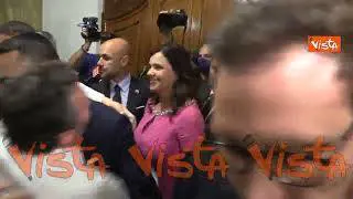 Di Maio lascia M5S, baci e abbracci con i membri del suo nuovo gruppo a fine conferenza stampa