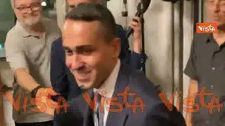 La standing ovation per Di Maio al suo arrivo alla conferenza stampa per annunciare l'uscita dal M5s