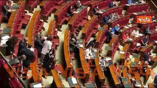 Ucraina, in Aula cartelli stop armi di Alternativa c'è, i commessi salgono le scale per toglierli