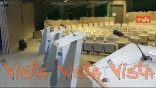 Consiglio Ue, ecco i cartelli sui leggii che indicano la posizione di von der Leyen, Michel e Macron